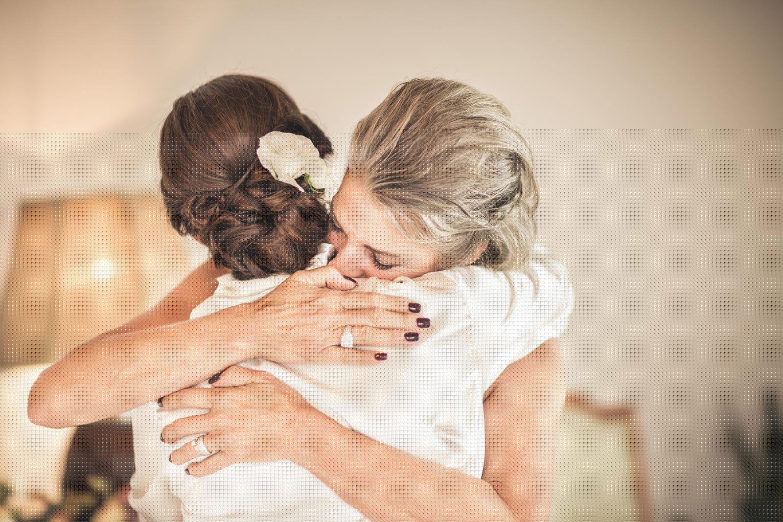 025-wedding-mother-bride-hug-emotion